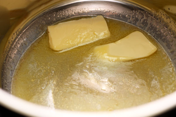 Растопите сливочное масло в суповой кастрюле с толстым дном.