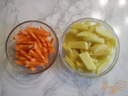 Свеклу, картофель и морковь порезать нужно соломкой. Только свеклу более тонкой, она дольше готовится.