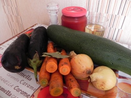 Для приготовления икры нам понадобятся баклажаны, кабачок, морковь, лук, томатный соус, растительное масло и соль.