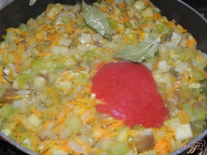 Когда овощи станут мягкими, добавим к ним томатный соус. Жарим до готовности овощей. Солим по вкусу. Если кисловато, можно добавить немного сахара. Тушим до готовности.