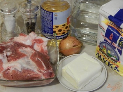 Для приготовления чебуреков нам понадобится: мука, вода, маргарин, мясо, соль, перец, растительное масло.