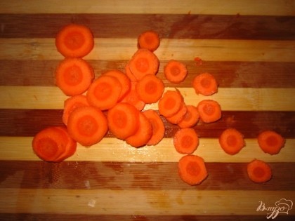 Морковь также нарезать на тонкие кружочки.