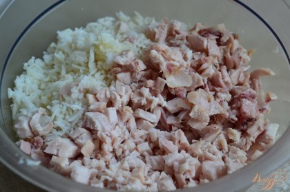 В салатник выложить отварной рис и кусочки куриного мяса.