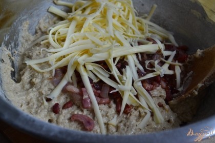 Выложить ветчину с луком и сыр , натертый на крупной терке.