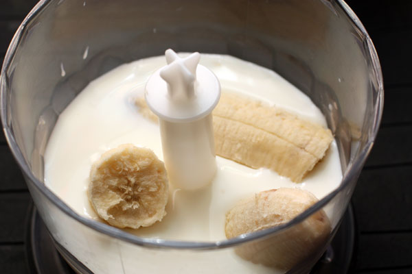 В блендер положите спелый очищенный банан, налейте холодное молоко и хорошенько взбейте.