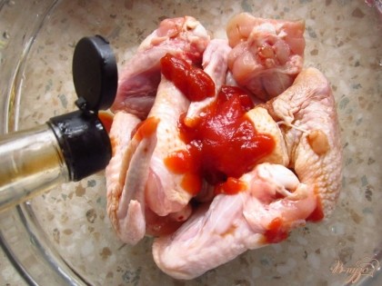 Куриные крылья промыть и обсушить салфетками. Полить соевым соусом и кетчупом.