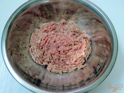 Куриное мясо прокручиваем через мясорубку.