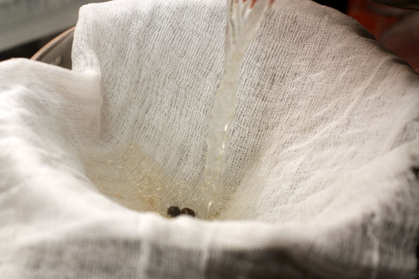 Выньте из бульона все, что в нем варилось и выбросьте, а сам бульон процедите через сложенную в несколько слоев марлю.