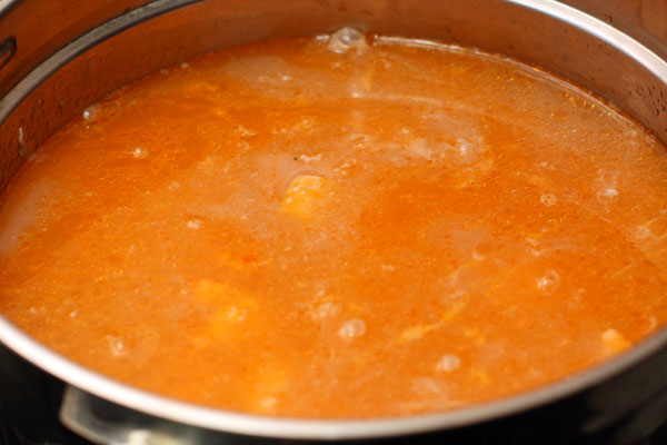 Положите в суп пассерованные овощи, доведите до кипения и готовьте 15 минут, затем положите рыбу и варите еще 5 минут. Посолите по вкусу.