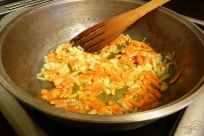 Приготовим соус,в котором будут тушится тефтели. Обжарим лук и морковь.
