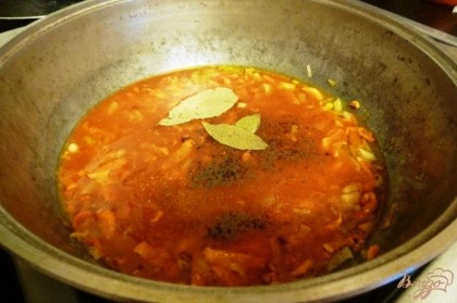 Добавим томатный соус,перец,соль и сахар,лавровый лист.Потушим немного.