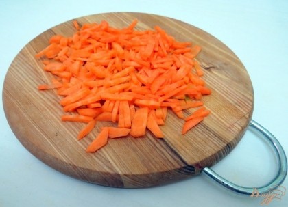 Морковь чистим моем и нарезаем.