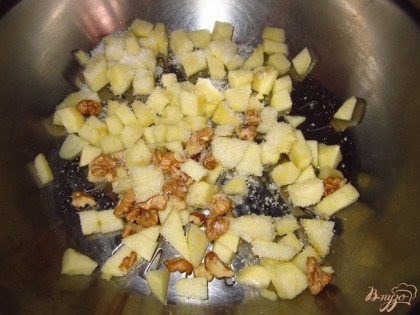 Яблоки мелко нарежьте. Орехи начистить. На сухую сковороду положите яблоки, орехи и 2ст.л сахара, немного обжарьте и снимите с огня.