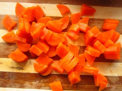 Морковь отварить и нарезать на кусочки.
