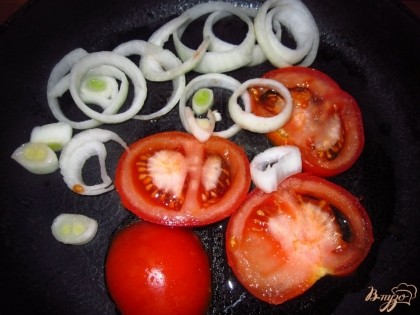 Обжарьте лук с помидорами до полуготовности минуты 3, посолить.