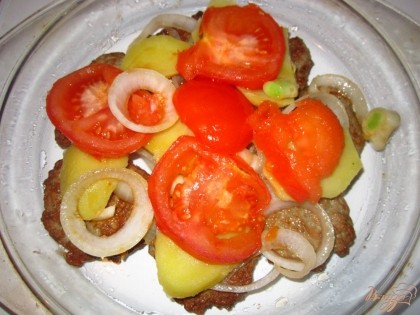 Следующим слоем выложите картофель, приправить его солью и черным перцем. Потом выложите помидоры и немного смажьте майонезом.
