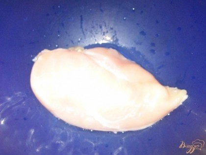 Куриное филе помыть и порезать на кусочки. пропустить через мясорубку.