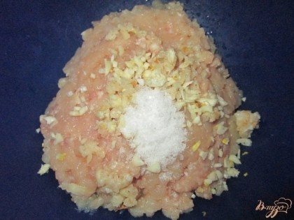 Чеснок измельчить и добавить в куриный фарш.Затем добавить соль и все хорошо перемишать.