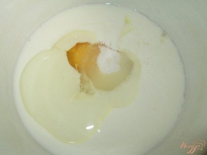  В кефире размешать яйцо, добавить масло, соль, сахар, соду и разрехлитель. Все хорошо перемишать.