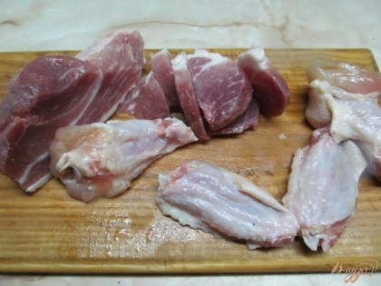 Мясо нарезать, а куриные крылья разрезать на две части.