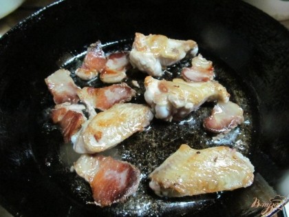 Пожарить до золотистой корочки на свином жире (1 столовая ложка), но это не обязательно, можно заменить растительным маслом.