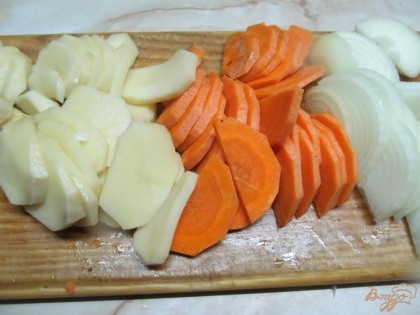 Лук, морковь и картофель нарезать.