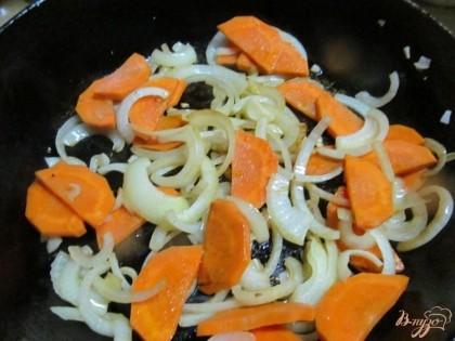 Мясо выложить в кастрюлю, а лук и морковь загрузить в сковороду где жарилось мясо. Жарить до полу-готовности. Выложить сверху мяса. В этой же сковороде пожарить минут пять картофель. Налить воду, что бы прикрыла чуть картофель.