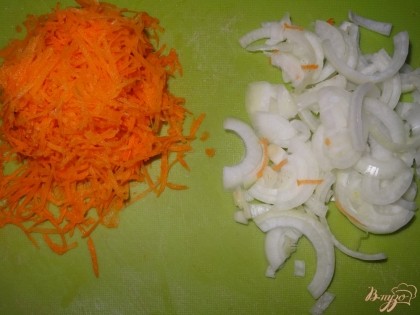 Теперь делаем томатный соус. Морковь натереть на терке, лук нарезать полукольцами.