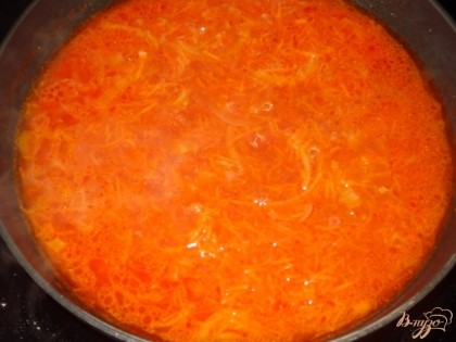 Добавить томатную пасту, посолить и залить водой, прокипятить 5 минут.