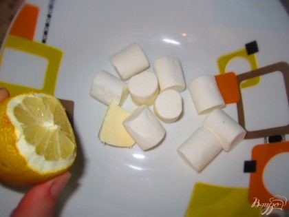 Маршмеллоу полить лимонным соком, добавьте сливочное масло и поставьте в микроволновку на 1 минуту, чтобы маршмеллоу полностью растопилось.
