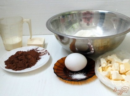 Для приготовления теста нам понадобится мука, сливочное масло, сахар, какао порошок, куриное яйцо, молоко и щепотка соли.