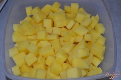 Картофель порезать небольшим кубиком