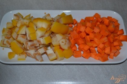 Баклажан и морковь порезать мелкими кубиками.