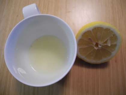 Выжать сок лимона и убрать косточки
