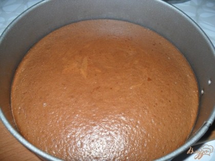 Бисквит выпекать в разогретой духовке, при 180 градусах, до готовности.