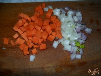 Морковь нарезаем кубиками, лук измельчаем