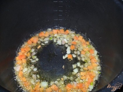 Морковь и лук поджарить на растительном масле, в мультиварка, на режиме жарка 3 минуты.