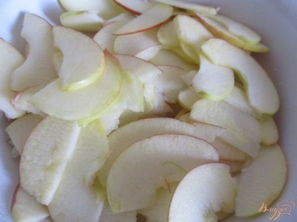 Яблоки моем и нарезаем дольками толщиной 1-2 мм. Удобнее всего и легче это делать с помощью шинковки.