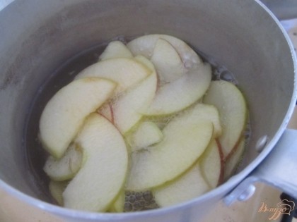 Готовим сироп из воды и сахара и отвариваем в нем яблоки по 2 минуты (время зависит от сорта яблок). Даем яблокам остыть.