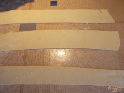 Тесто раскатываем толщиной 3 мм и разрезаем на полоски шириной 2-3 см.
