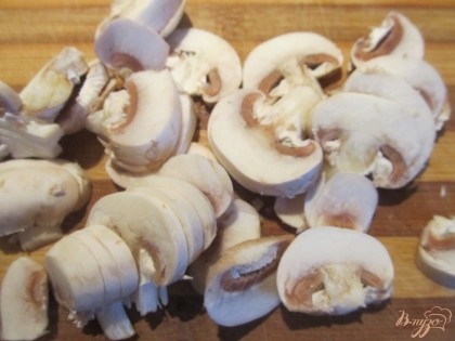 Шампиньоны нарезаем дольками, если грибы большие, можно нарезать четвертинками.