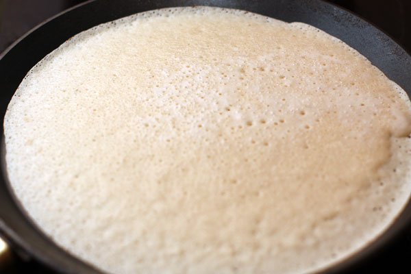 На горячую сковороду наливайте тесто и распределяйте его равномерно, наклоняя сковороду.