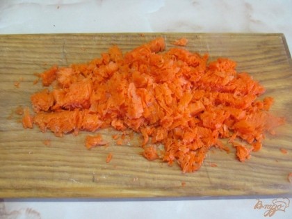 На терку натереть морковь.