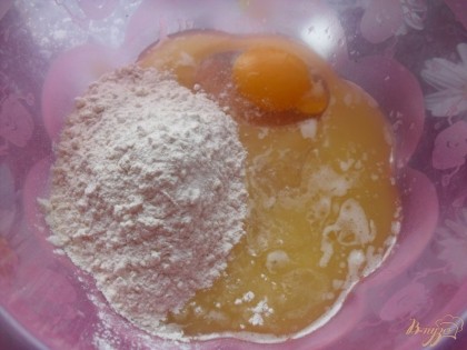 Растопить масло, добавить сахар, яйцо, разрыхлитель, воду, ванильный сахар и муку.