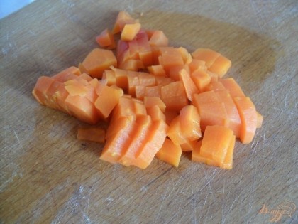 Отварить морковь, свеклу и картофель. морковь нарезать небольшими кубиками.