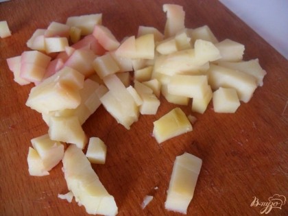 картофель тоже нарезаем кубиками