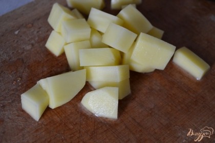 Картофель нарезать средними кусочками.
