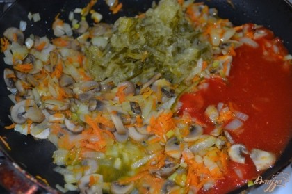 Затем добавить к овощам томатный сок и потушить несколько минут.