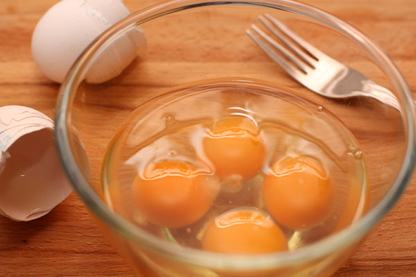 Разбейте яйца в миску, посолите и слегка взбейте вилкой, чтобы получилась однородная смесь.