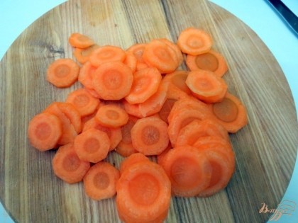 Морковь чистим и нарезаем очень тонкими кружочками.